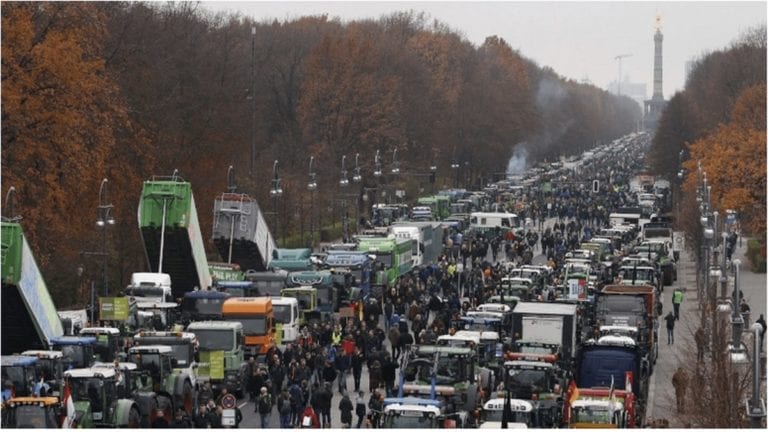 German Farmers Stage Mass Protests Against ‘Climate Change’ Regulation